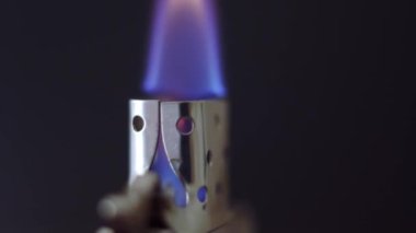 zippo çakmağı, siyah arkaplanda izolasyonda döndürme, yakın çekim makro.