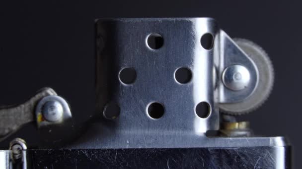 Reißverschluss-Feuerzeug, isoliert auf schwarzem Hintergrund, — Stockvideo
