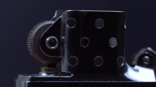 Isqueiro zippo, girando em isolamento sobre fundo preto, macro close-up. — Vídeo de Stock