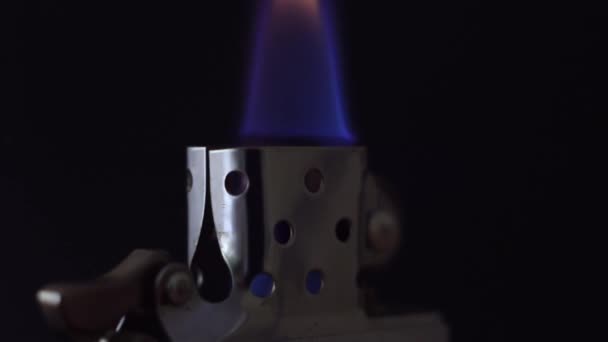 Zapalovač zippo, otáčení v izolaci na černém pozadí, detailní makro. — Stock video