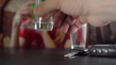 İçki bardağı ve araba anahtarları kulüpte ya da restoranda masanın üzerinde. Ayık sürücü kavramı.