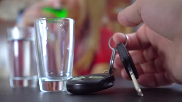 クラブやレストランのテーブルの上でガラスと車の鍵を撃った。抑制的な運転者の概念. — ストック動画