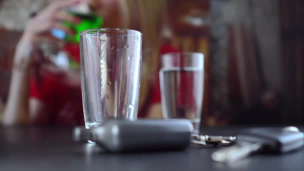 Vasos de chupito y llaves del coche en la mesa en el club o restaurante. concepto de conductor sobrio. — Vídeos de Stock