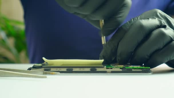 Nærbillede af en menneskelig hånd Reparation af en mobiltelefon – Stock-video