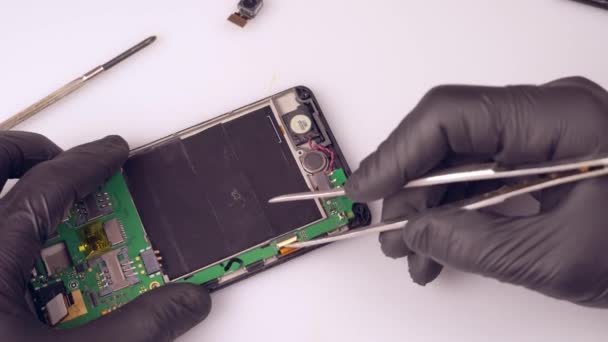 Ein Techniker Oder Meister Repariert Ein Mobiltelefon Koppelt Das Kabel — Stockvideo