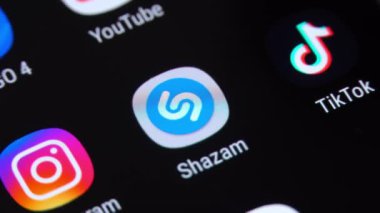 MOGILEV, BELARUS-MARCH 6, 2021: parmaklar ekranda ve shazam