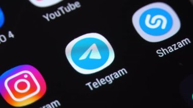 MOGILEV, BELARUS-EYLÜL 18, 2019: ekranda parmak ve telgraf