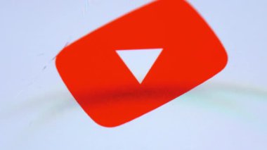 MOGILEV, BELARUS-MARCH 6, 2021: Ekranda ve YouTube 'da parmak uçları