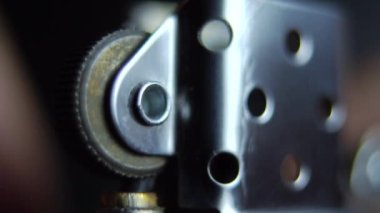 Bir adamın eli bir benzin çakmağı açar ve bir zippo yakar.