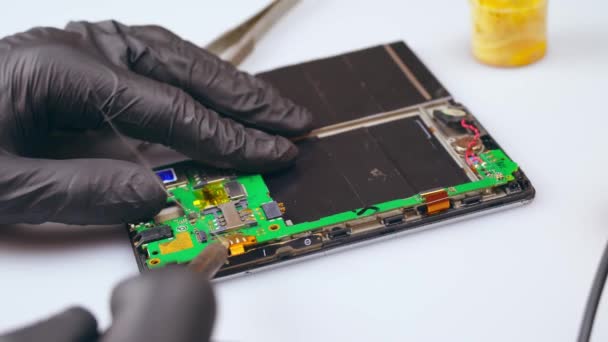 Bir teknisyen elektronik aletleri bir testçiyle tamir eder.. — Stok video