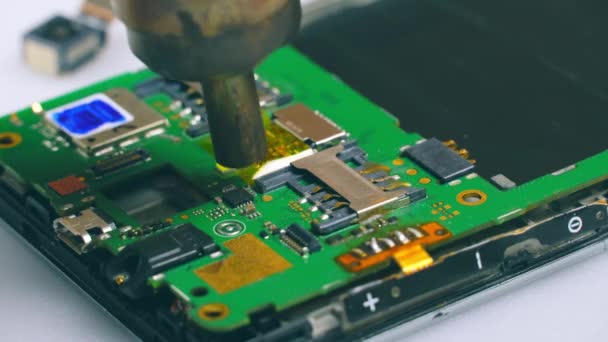 Master solders papan telepon seluler dengan udara panas dengan pengering rambut. — Stok Video