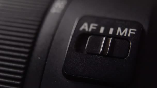 Автофокусний перемикач на об'єктиві камери освітлений світлом . — стокове відео
