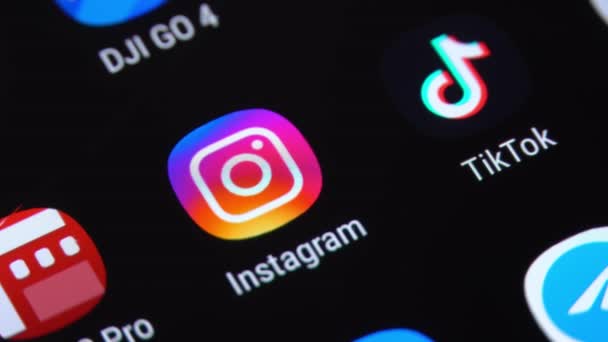 MOGILEV, BELARUS-SEPTEMBER 18, 2019: penekanan jari pada layar dan Instagram — Stok Video