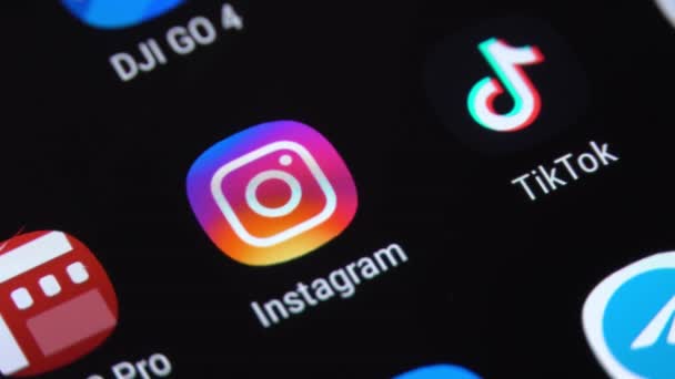 MOGILEV, BELARUS-EYLÜL 18, 2019: Ekranda ve Instagram 'da parmaklar — Stok video