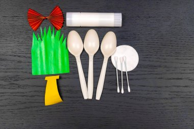 Paskalya tavşanları nasıl çözünebilir kaşıklar ve renkli kağıtlardan yapılır? Kağıt işleriyle uğraşıyorum. DIY kavramı. Adım adım fotoğraf talimatları. Adım 2. Tavşanlar için kıyafet kesip, parçaları yapıştırıyoruz.