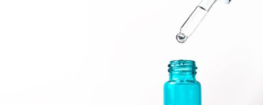 Beyaz arka planda yarım turkuaz serumdan fazla serumlu bir boru, fotokopi alanı, makro. Kozmetik kavramı, tıp. Pankart