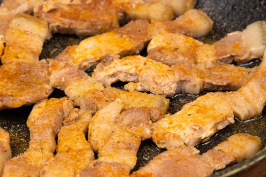 Baharatlı et parçaları tavada yakın planda kızartılır. Evde yemek pişirmek.