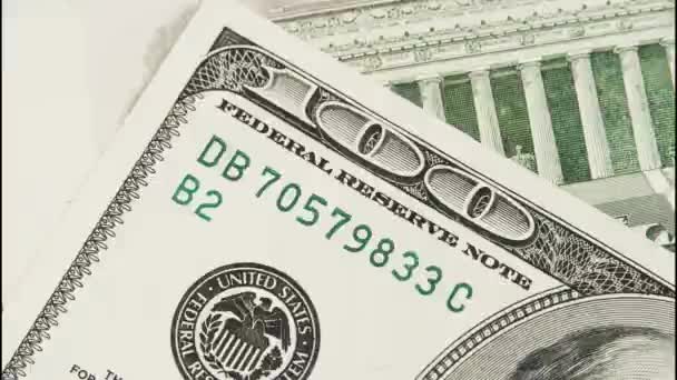 Dolary w gotówce zatrzymują ruch. Tłem jest amerykański znak pieniężny fiata.. — Wideo stockowe