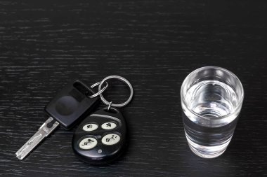 Siyah masada araba anahtarları ve fotokopi çekilecek bir votka var. Sarhoş araba kullanma kavramı