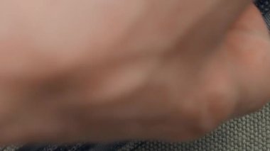 El fermuarı açar ve metal fermuarı bağlar. Yakın plan.