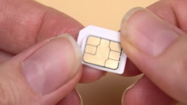 Egy nő keze kivesz egy új SIM kártyát a tálcáról. — Stock videók