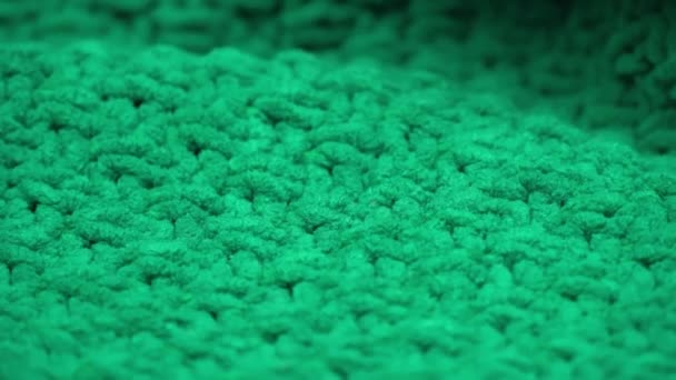 Super detailní záběr. Detaily zelené pletené vlněné tkaniny. textilní pozadí. makro — Stock video