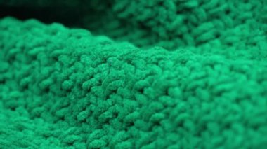 Süper yakın plan. Yeşil örülmüş yün kumaşın ayrıntıları. Tekstil arka planı. makro