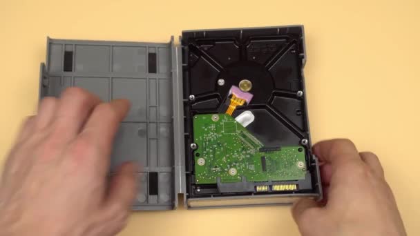 As mãos dos homens abrem o estojo cinzento à prova de choque e retiram o HDD 3.5., — Vídeo de Stock