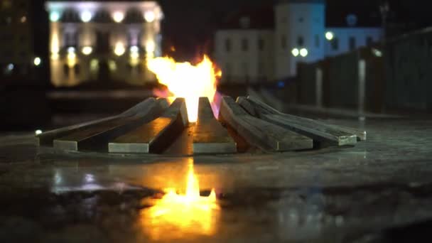 Flamme éternelle du monument aux étoiles forgées en l'honneur des soldats tombés au combat — Video