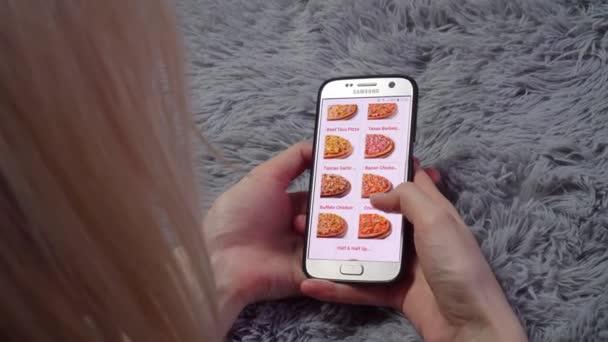 Kobieta zamawia jedzenie w domu ze sklepu internetowego, smartfona — Wideo stockowe