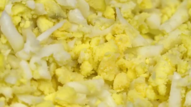 Geriebenes gekochtes Ei auf Reibe in der Küche dreht sich auf Plattenteller um die eigene Achse. — Stockvideo