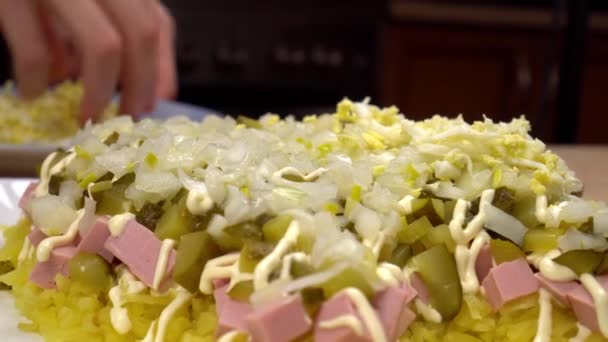 Розташувати шматочки яєць, маринований огірок, варену ковбасу. салат — стокове відео