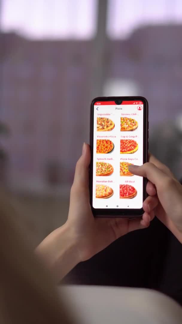 Bir kadın çevrimiçi bir dükkandan, akıllı telefondan yemek sipariş eder. — Stok video