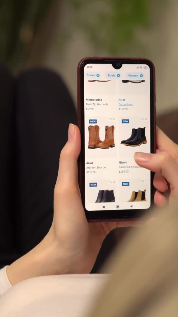 Ordem sapatos entrega on-line. mulher pede sapatos em casa a partir de uma loja online. — Vídeo de Stock