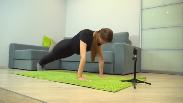 Eine schöne athletische Fitness-Bloggerin spricht über ihr Fitness-Workout. — Stockvideo