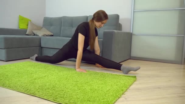 Jeune femme mince américaine ou européenne est engagée dans la forme physique, le sport à la maison — Video