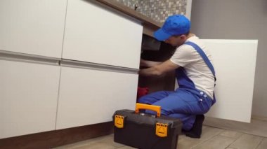 Tesisatçı parmaklarını burnuna koyuyor. Mutfaktan hiç hoş olmayan bir ses geliyor.