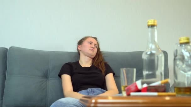 Full kvinne etter voldelig drikking, med tomme flasker, glass – stockvideo