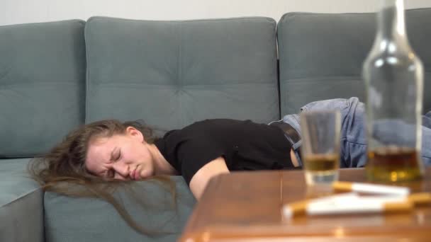 Borracha después de una violenta sesión de beber, con botellas vacías, vasos — Vídeos de Stock