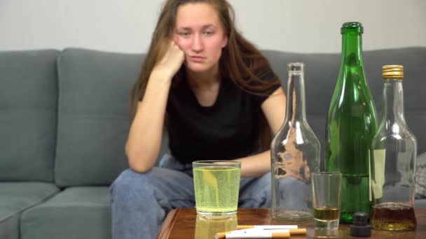 Женщина страдает от похмелья, пьет обезболивающие в стакане воды — стоковое видео