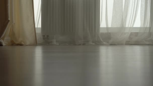 Jovem mulher andando com os pés descalços em um piso de madeira quente em casa — Vídeo de Stock