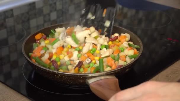 Cozinhar pedaços suculentos de carne e legumes frescos em uma frigideira. Close-up — Vídeo de Stock