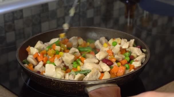 Cocinar jugosos trozos de carne y verduras frescas en una sartén. Primer plano — Vídeos de Stock