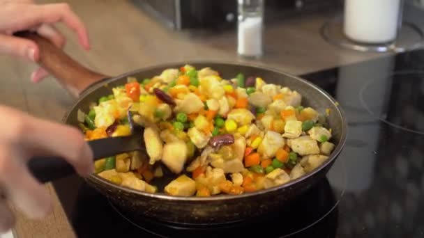 Cocinar jugosos trozos de carne y verduras frescas en una sartén. Primer plano — Vídeos de Stock