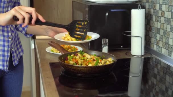 Familie diner. Leg de groenten en het vlees op een bord uit de pan. — Stockvideo