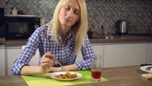Женщина ест жареные овощи с кусочками мяса. Крупный план. — стоковое видео