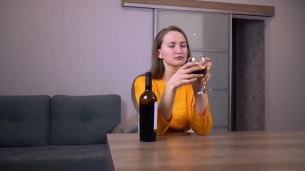 Porträt einer jungen Frau mit einem Glas Rotwein . — Stockvideo