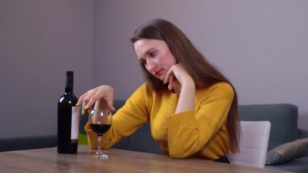 Retrato de una joven con una copa de vino tinto . — Vídeos de Stock