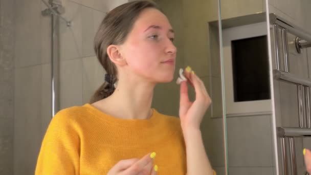 Genç bir kadın, makyajını yatmadan önce temizler. — Stok video