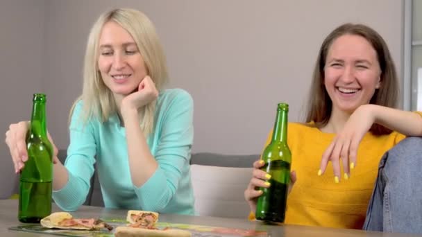 집에서 제일 행복 한 여자 친구 둘 이 피자를 먹고 맥주를 마시면서. — 비디오